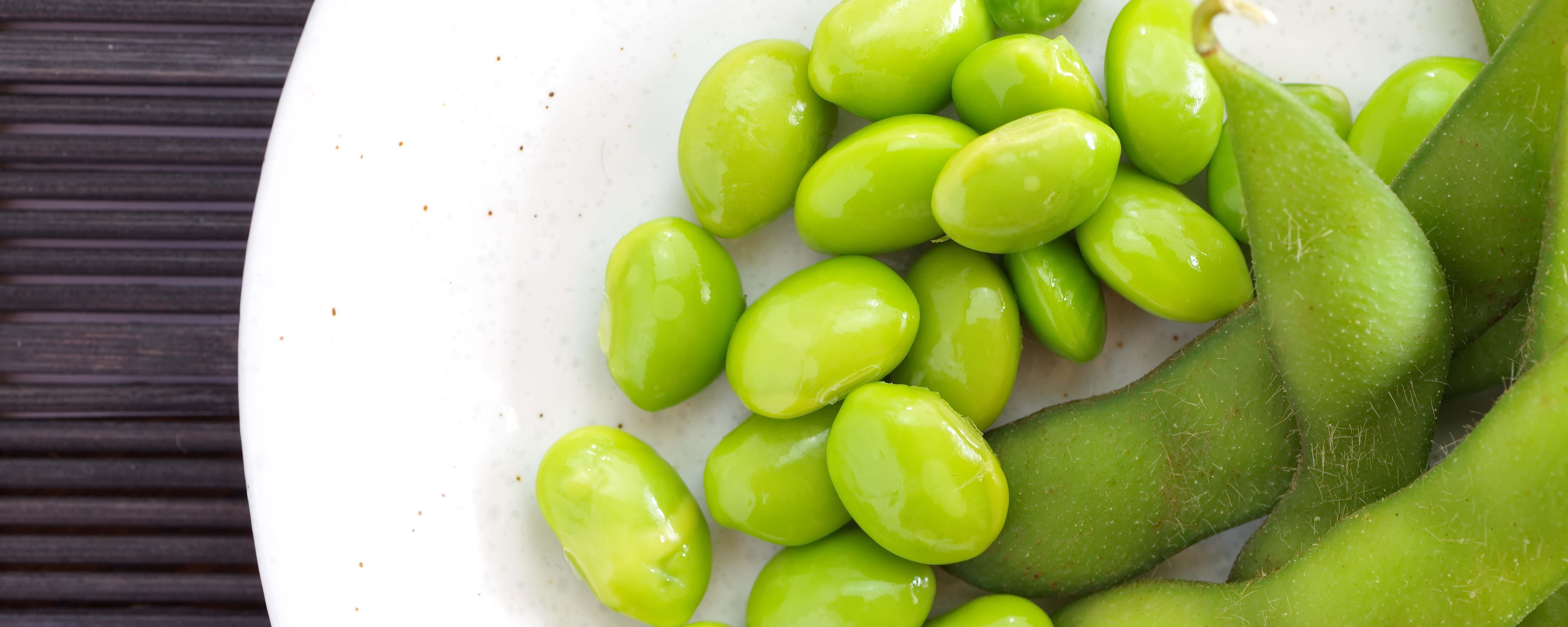 Japanese healthy appetizer edamame green soy beans SuperVeganer